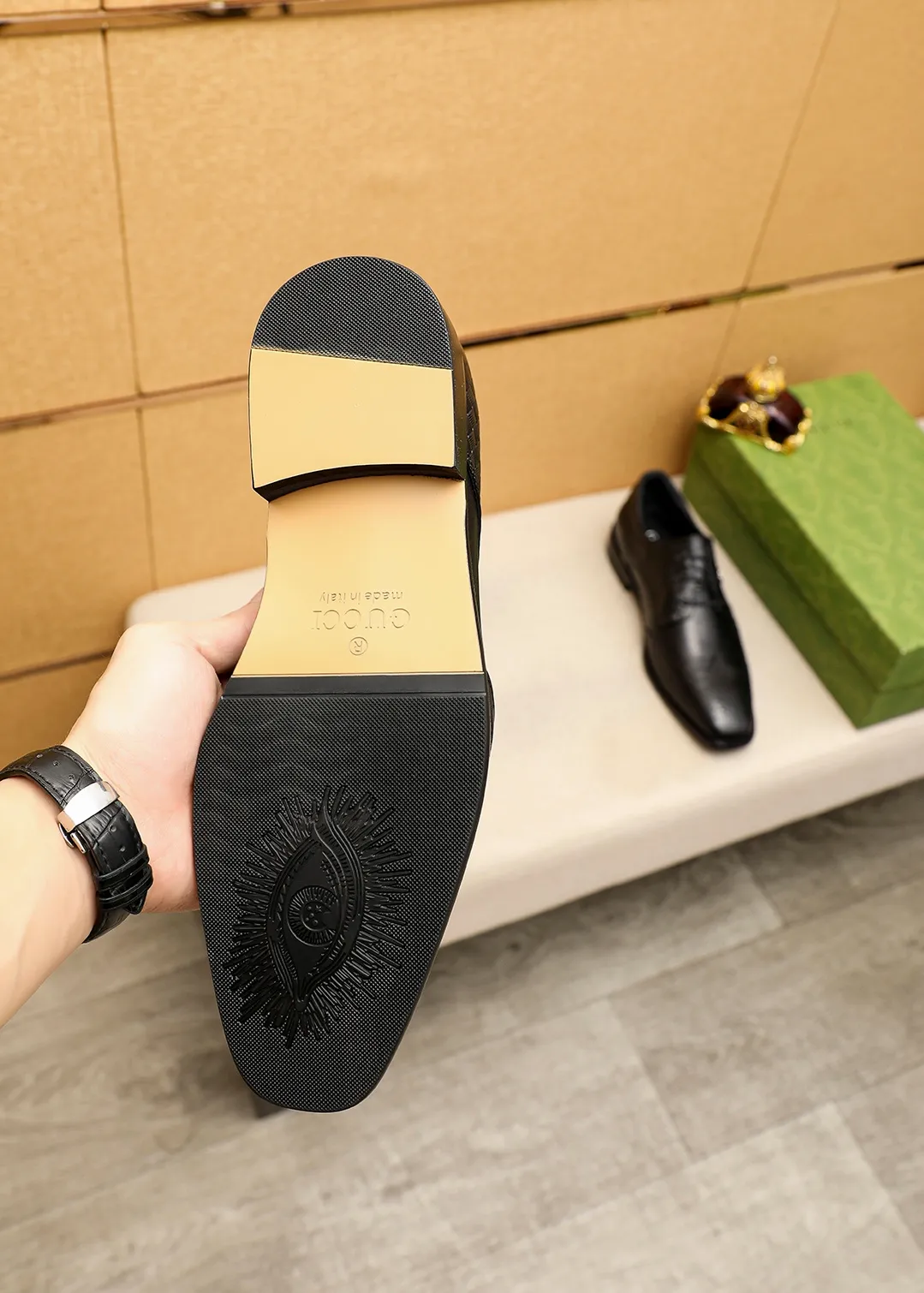 Men's shoes 💰442 💐 Product trademark: GUCCI "Gucci" business leather shoes Regular size: 38-44 (45.46🉑️customized) Product materials: Selected imported first-layer calfskin embossed upper, imported small dyed cowhide leather lining. Strong three-dimensional visual effect, combined outsole Color: 1⃣️color optional
